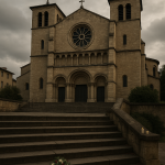 Façade sobre de la collégiale Saint-Just à Lyon par temps gris, atmosphère solennelle