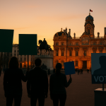 À Lyon, la gauche s'unit pour contrer Aulas et ce que LFI qualifie de « droite réactionnaire » Panorama de Lyon avec silhouettes anonymes de militants et éléments électoraux