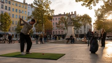 Street golf à Lyon : joueur en swing sur une place lyonnaise
