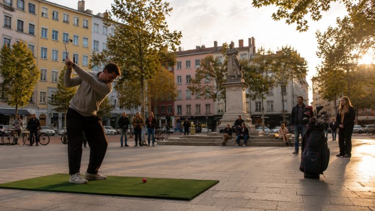 Street golf à Lyon : joueur en swing sur une place lyonnaise