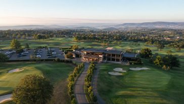 Golf du Verger au sud de Lyon : vue aérienne du parcours et du club-house