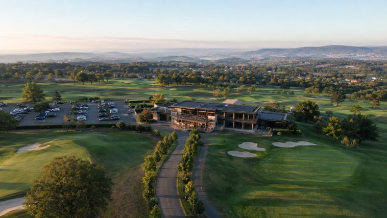 Golf du Verger au sud de Lyon : vue aérienne du parcours et du club-house
