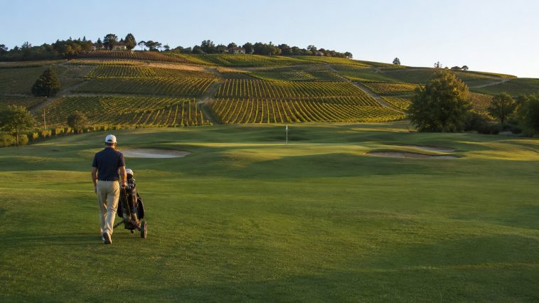 Golf du Beaujolais à Lucenay : fairway bordé de vignes au coucher du soleil